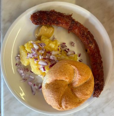 Käsekrainer mit Kartoffelsalat  in Armin's Wurstsiederei in Schwertberg